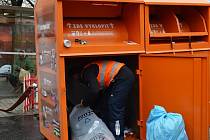 Oranžové kontejnery na textil mohou bezdomovcům v zimním období zachránit život.