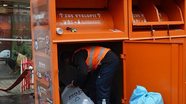 Oranžové kontejnery na textil mohou bezdomovcům v zimním období zachránit život.
