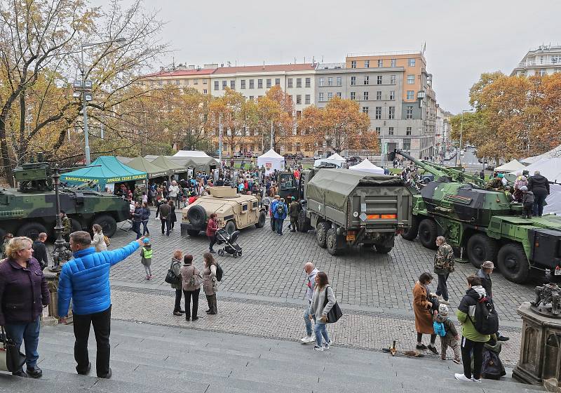 Den veteránů a výstava vojenské techniky na náměstí Míru.
