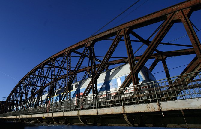 Železniční most v Praze - Pražský železniční most (na snímku z 27. prosince 2013) z Podskalí na Smíchov.