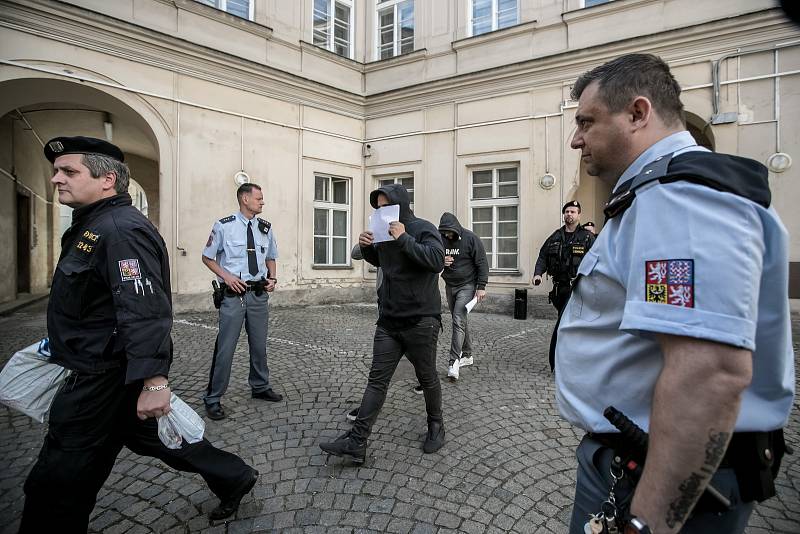 Soud s pěti zadrženými nizozemskými výtržníky, kteří napadli číšníka v centru Prahy.