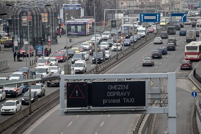 Protestní jízda taxikářů centrem Prahy 8. února.