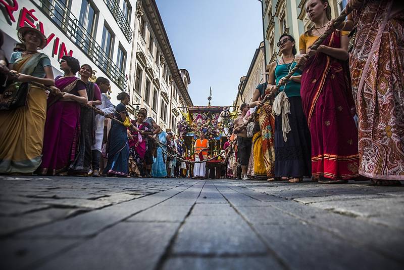 Průvod indického festivalu Ratha-Yatra prošel 19. července centrem Prahy.