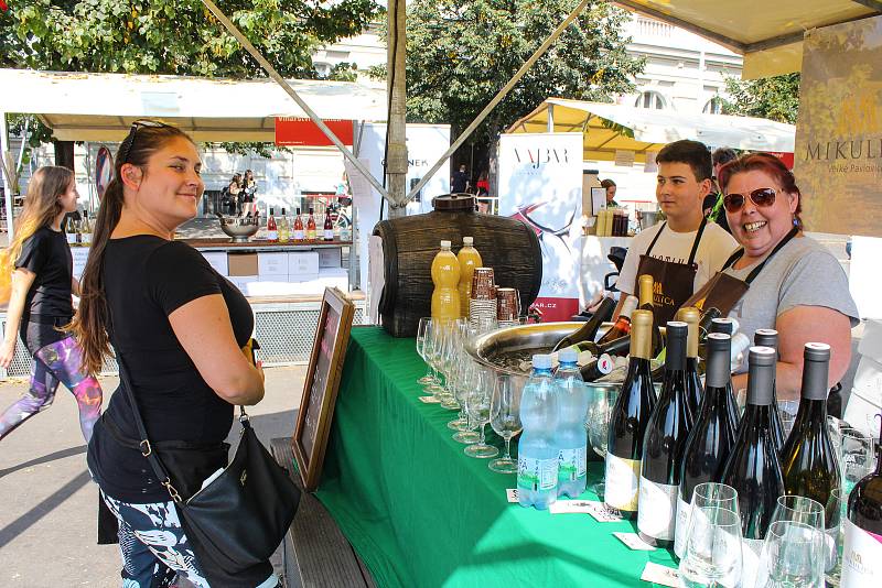 Vinohradské vinobraní. Festival vína na náměstí Jiřího z Poděbrad v Praze 3.