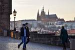 Prázdné ulice Prahy a lidé s rouškami 18. března 2020. Křižovnické náměstí, výhled na Pražský hrad.