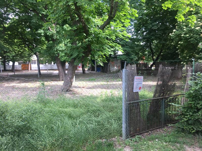 Zavřená zahradní restaurace v pražských Riegrových sadech.