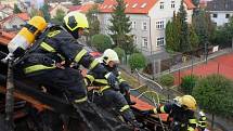 Požár střechy rodinného domu v ulici Pod Strašnickou vinicí v Praze 10.