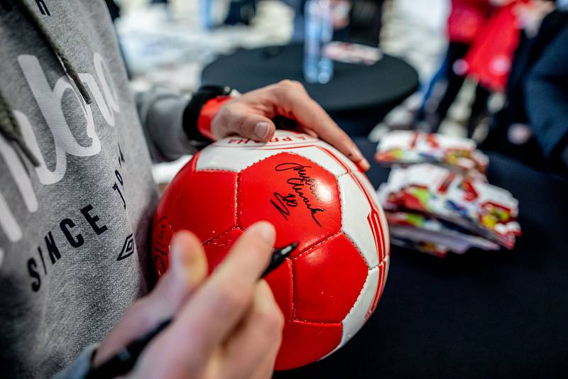 Fotbalový klub Slavia Praha pořádal pro své fanoušky akci Víkend otevřených dveří, při kterých mohli nakouknout do útrob stadionu, šaten i do klubového muzea.