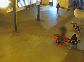 Podezřelý mladík zanechává tašku s atrapou pod lavičkou na Masarykově nádraží.