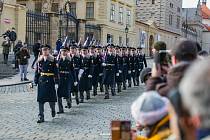 Při slavnostním střídání stráží byla k vyjádření solidarity s Ukrajinou na I. nádvoří Pražského hradu vyvěšena vlajka Ukrajiny.