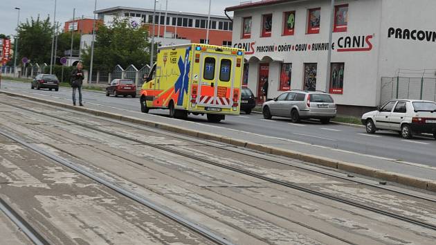 Fotogalerie: Autobus vrazil do tramvaje: čtyři zranění - Pražský deník