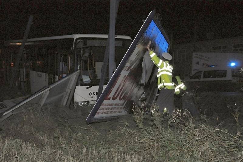 Řidič autobusu zemřel za volantem, možná i dřív, než naboural