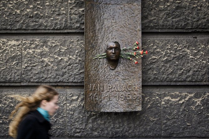 Lidé na různých místech Prahy uctívali 16. ledna památku Jana Palacha, který se 16. ledna 1969 upálil na protest proti komunistickému režimu