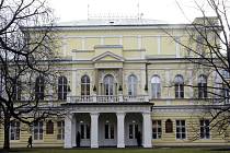 ŽOFÍNSKÝ PALÁC na Slovanském ostrově je od roku 1837 jedním z nejvýznamnějších center kulturního a společenského života. Nechal ho postavit mlynář Václav Novotný. 