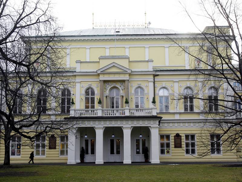 ŽOFÍNSKÝ PALÁC na Slovanském ostrově je od roku 1837 jedním z nejvýznamnějších center kulturního a společenského života. Nechal ho postavit mlynář Václav Novotný. 