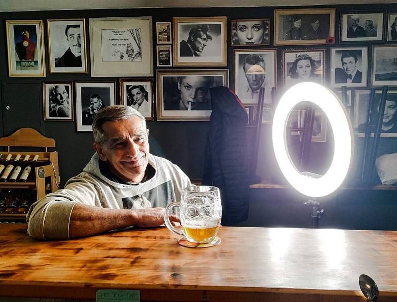 Bar Behind The Curtian pod vedením Gabriely Sedláčkové na pražském Žižkově se na jaře kvůli koronaviru stal epicentrem dobrovolnické činnosti. Teď nemůže prodávat alkohol ani s sebou.