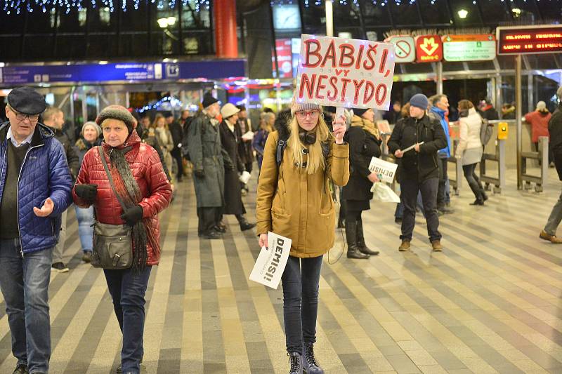 Demonstrace za odstoupení Andreje Babiše. Lidé se po skončení programu na Václavském náměstí vydali na Hlavní nádraží. - 10. prosince 2019