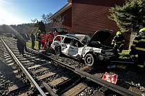 Na přejezdu ve Vraném nad Vltavou se srazil vlak s osobním autem. Těžce zraněného muže přepravil do nemocnice vrtulník.