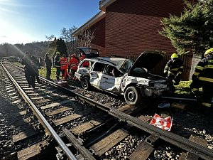 Na přejezdu ve Vraném nad Vltavou se srazil vlak s osobním autem. Těžce zraněného muže přepravil do nemocnice vrtulník.