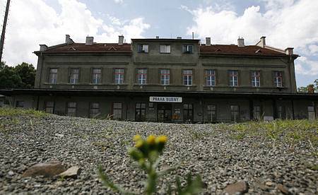 Nádraží Bubny. Stanice, z které byli transportováni všichni čeští Židé do Terezína a dalších koncentračních táborů, bude zbourána. Na jejím místě a přilehlých pozemcích vyroste jeden z největších developerských projektů na území Prahy.