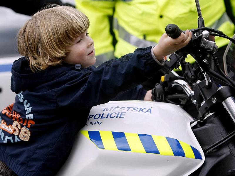 Oslavy 18. výročí vzniku Městské policie hl. m. Prahy probíhaly 12. května na pražském Staroměstském náměstí i za účasti ostatních záchranných složek.