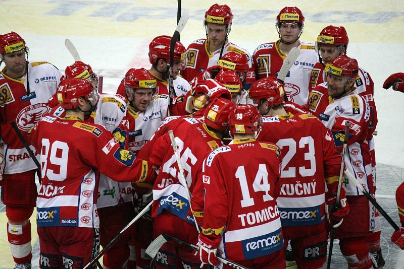 Hokejisté Slavie porazili v derby Spartu 4:3 po nájezdech.