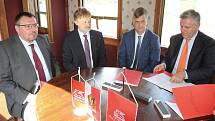 Legiovlak - výstava a podpis smlouvy ČsOL s pojišťovnou Generali v železniční stanici Praha-Bubny.