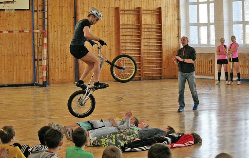 Hvězdou doprovodného programu byl cyklošoumen Tomáš Zedek, který do svého exhibičního vystoupení zapojil i řadu přítomných dětí.