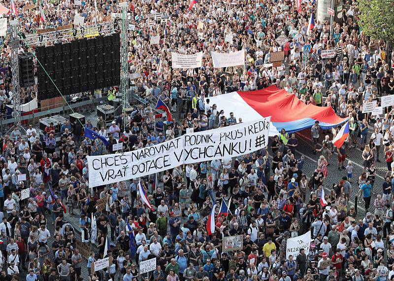 Demonstrace za demisi Andreje Babiše a Marie Benešové na Václavském náměstí 4. června 2019.