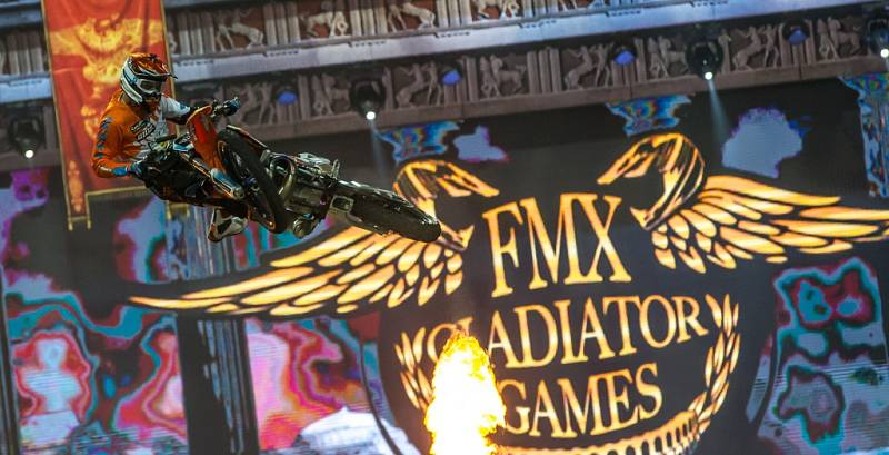 Z freestylové motokrosové akce FMX Gladiator Games v pražské O2 areně.