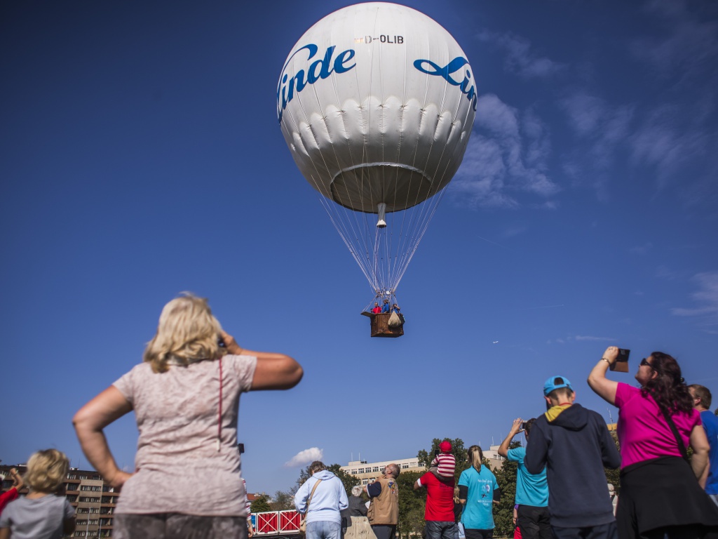 Pražští balonáři slavili padesáté výročí ve vzduchu i na vodě - Pražský  deník
