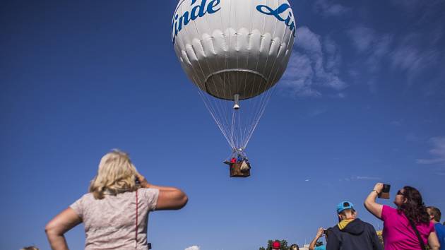 Pražští balonáři slavili padesáté výročí ve vzduchu i na vodě - Pražský  deník