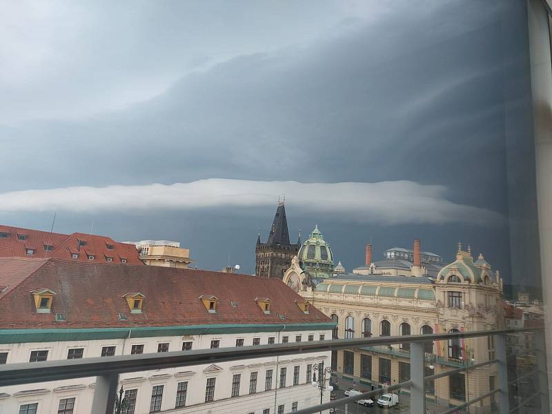 Unikátní mrak v čele bouřkové oblačnosti zvaný roll cloud. Praha 20. června 2022.