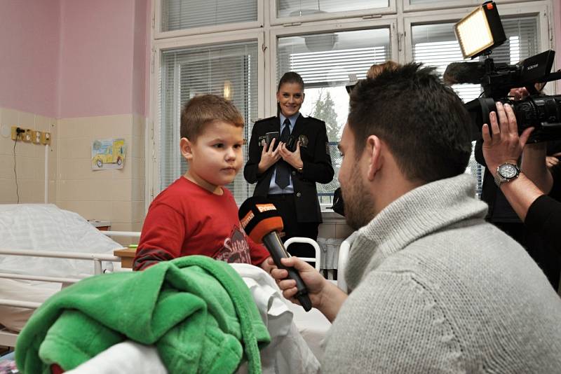 S předčasnou vánoční nadílkou navštívili lůžkové oddělení pediatrie Thomayerovy nemocnice v pražské Krči policejní těžkooděnci - příslušníci speciální pořádkové jednotky pražské policie. Sbírku na dárky pro nemocné děti pořádají mezi sebou již deset let.