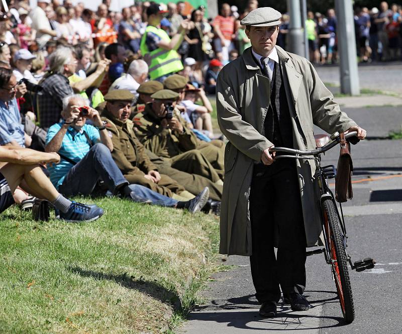 U příležitosti 75.výročí atentátu na říšského protektora Reinharda Heydricha se v Praze konala rekonstrukce útoku u tramvajové zastávky U Kříže.