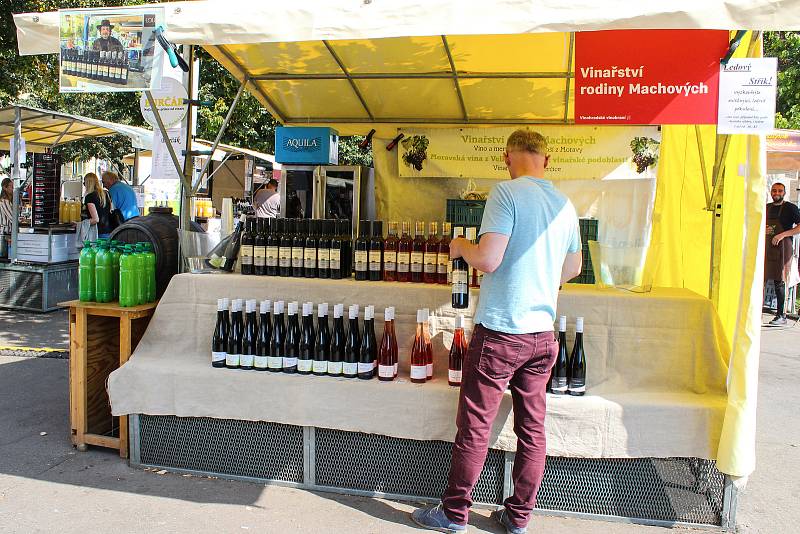 Vinohradské vinobraní. Festival vína na náměstí Jiřího z Poděbrad v Praze 3.