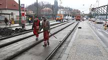 Rašínovo nábřeží - začala oprava tramvajové trati, automobilová doprava je svedena na náplavku ve směru na Podolí.