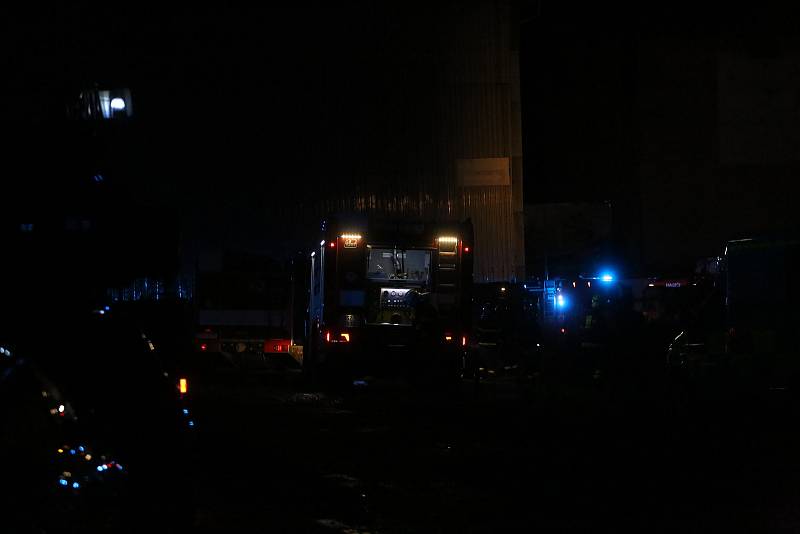 Požár průmyslové haly s autodíly v Zápech.