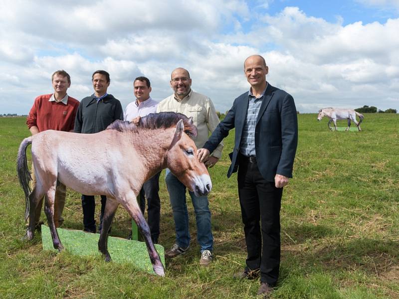 Projekt chovu koní Převalského na Dívčích hradech v Praze představili Jaroslav Šimek (zoologický náměstek, Zoo Praha), Petr Štěpánek (starosta Prahy 4), Petr Dolínek (náměstek primátorky hl. m. Prahy), Miroslav Bobek  a Pavel Richter (starosta Prahy 5).