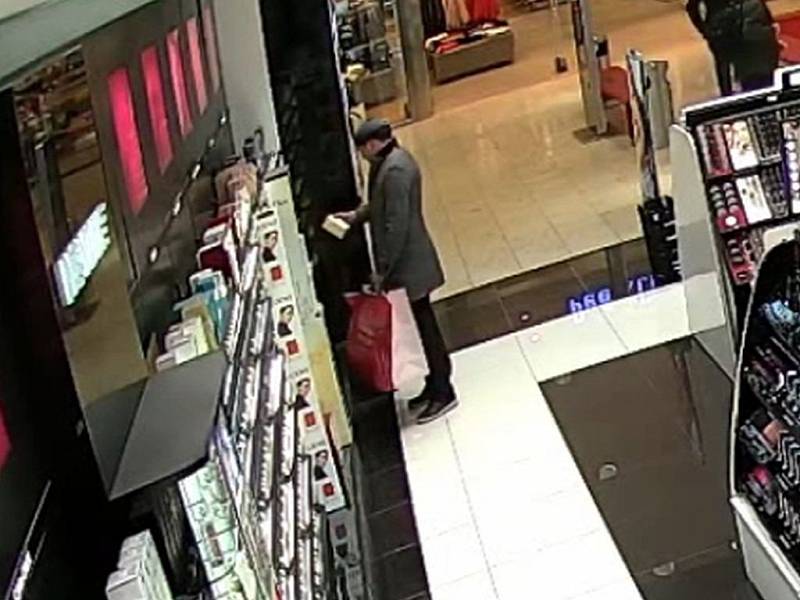 Muž podezřelý z krádeže parfémů na Pankráci.