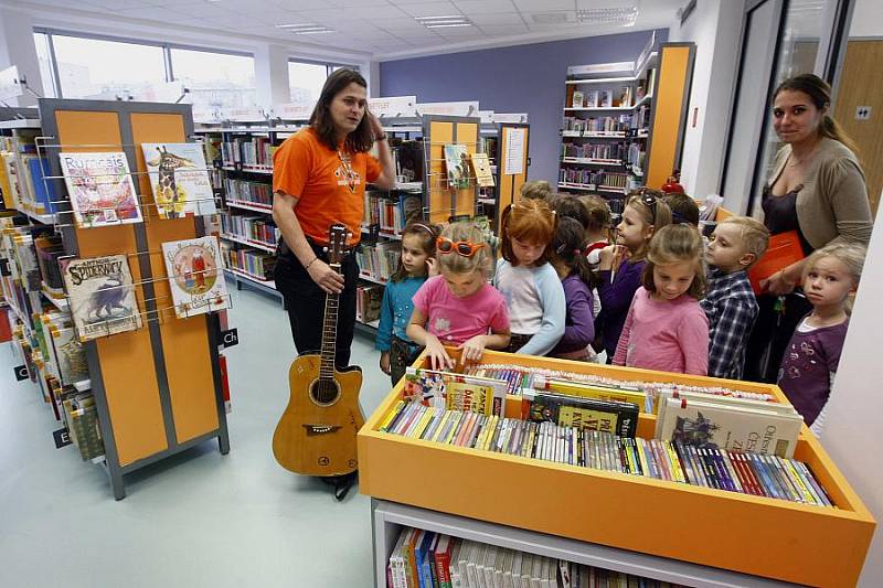 V pražské Ruské ulici byl 22. listopadu 2010 slavnostně otevřen Dům čtení, který vznikl rekonstrukcí pobočky Městské knihovny v Praze.