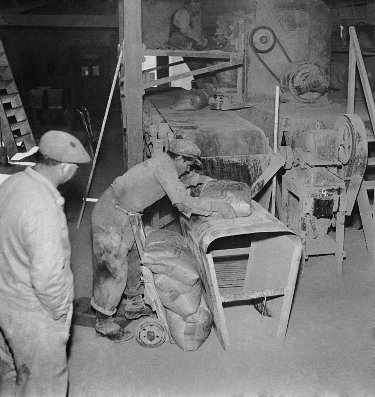 Cementárna. Místní cementárna Pragocement se těšila velké oblibě v komunistické propagandě a její pracovníci byli často zmiňováni v dobovém tisku. Na fotce dělníci pracují roku 1951 na 1. máje zdarma.