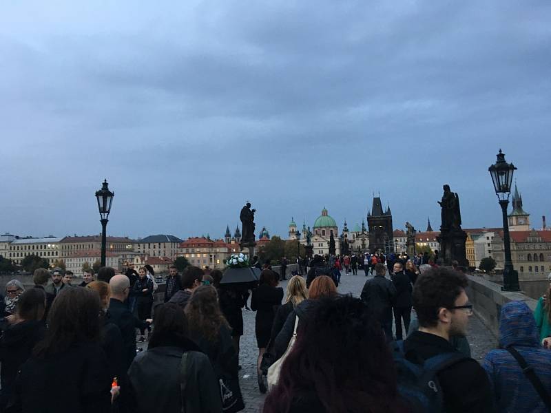 Smuteční průvod s rakví prošel od Malostranského ke Staroměstskému náměstí.