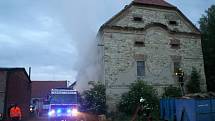 Lidský život si v úterý časně ráno vyžádal požár domu v Jinočanech na Praze-západ. 