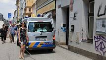 Pachatel v úterý 29. června 2021 zaútočil na úřadu práce v Bělehradské ulici v Praze 2, kde postřelil pracovnici. Ta později v nemocnici zemřela