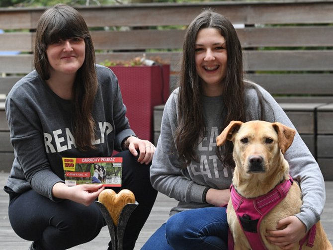 Cenu Statečné psí srdce v kategorii Záchranný čin neslužebních psů-laiků získala v Praze fenka Róza (na snímku se svoji majitelkou Veronikou Tomáškovou a její sestrou Anetou vpravo).