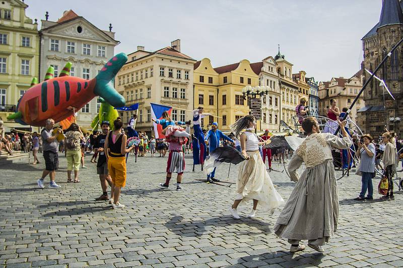 Divadelní průvod v rámci festivalu pouličního divadla Za Dveřmi.