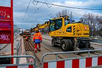 Rekonstrukce tramvajové trati na Hlávkově mostě v Praze.
