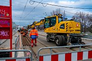 Rekonstrukce tramvajové trati na Hlávkově mostě v Praze.