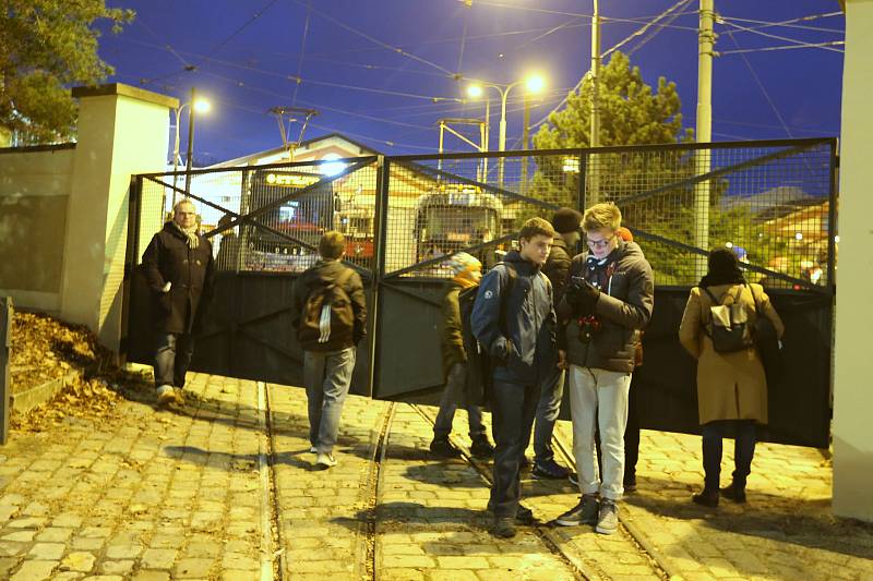 Vánočně nazdobené tramvaje v Praze.